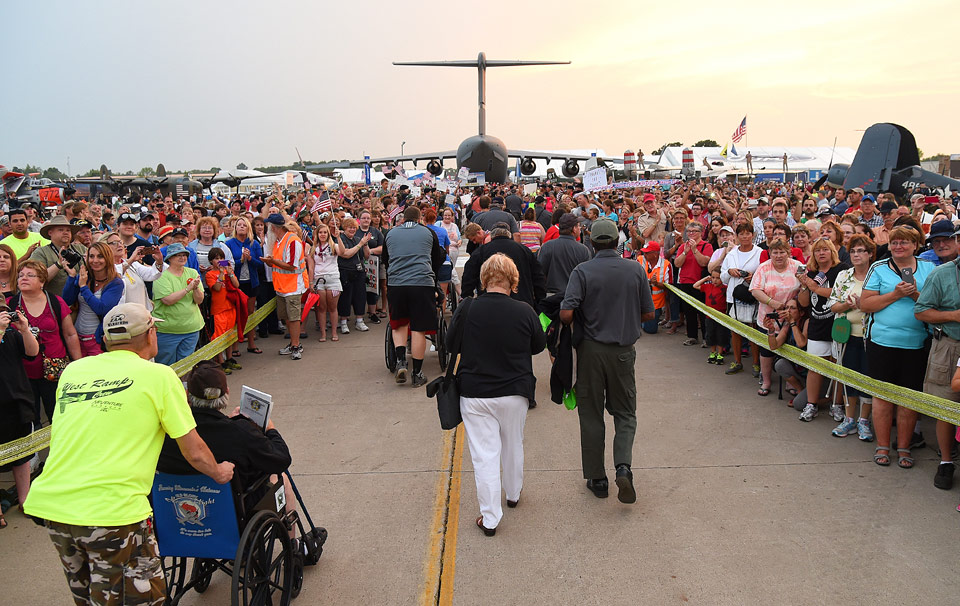 Crowds line the walkway for returning veterans from Yellow Ribbon